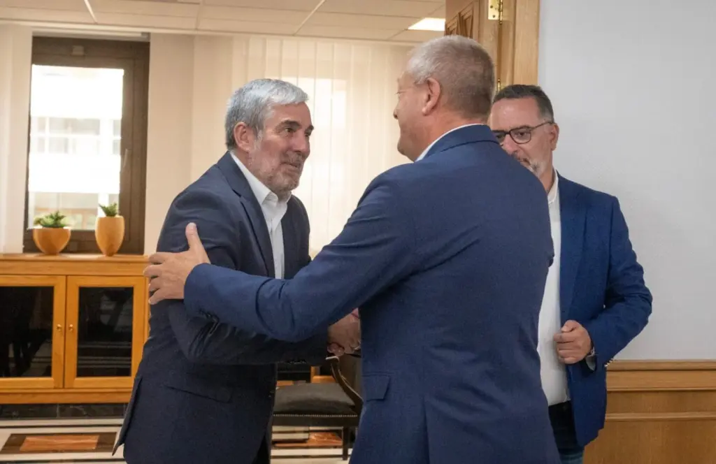 El presidente de Canarias recibe el programa de las Fiestas del Pino 2025