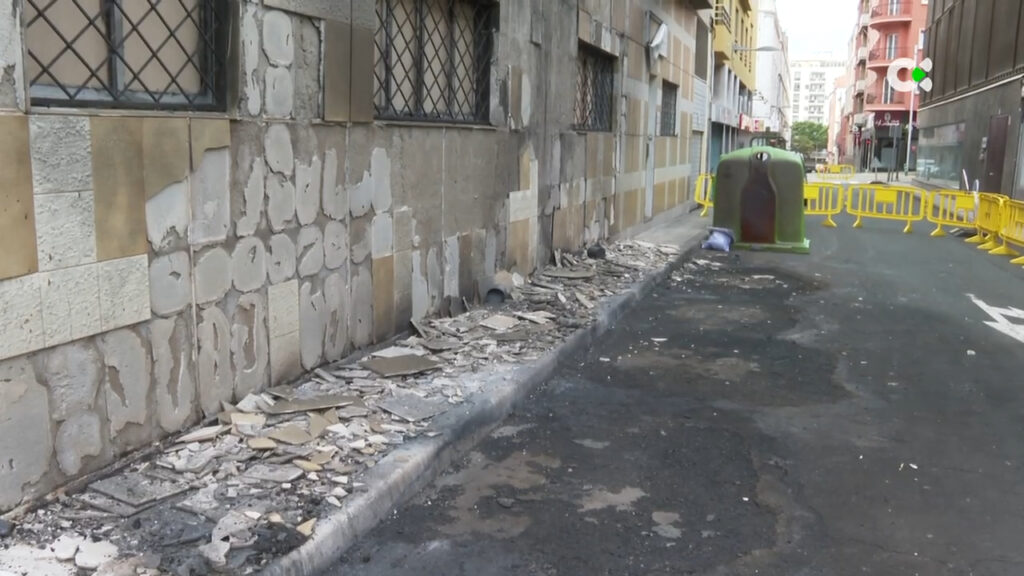 Imagen de la fachada del edificio afectado por el incendio de unos contenedores 