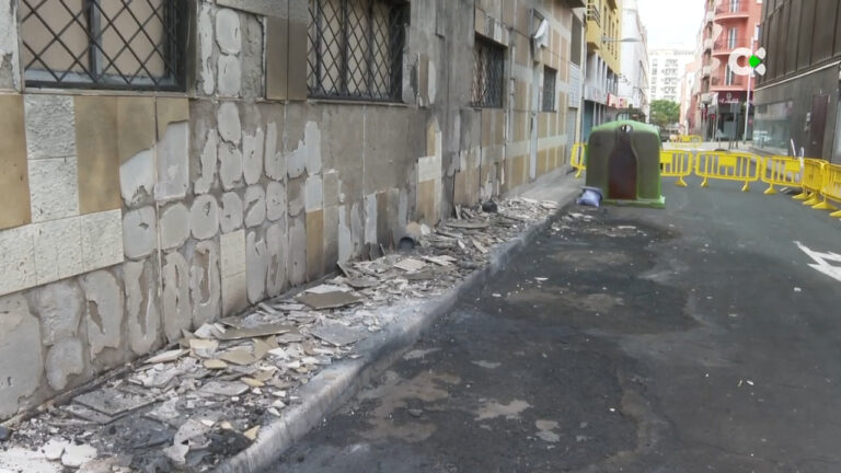 Tres afectadas tras un incendio originado en unos contenedores en Tenerife