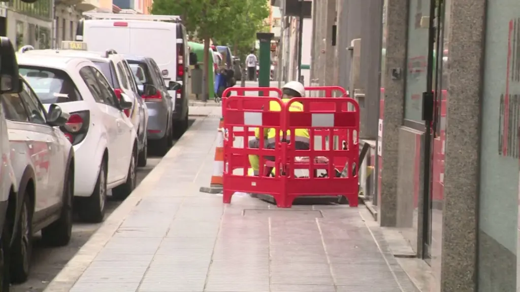 Operarios trabajando en una calle de Las Palmas de Gran Canaria durante el corte de suministro
