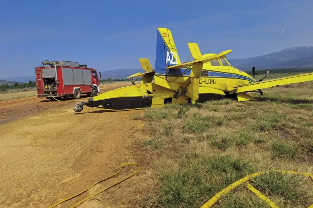 Un hidroavión de extinción de incendios forestales que trabajaba en el fuego de Porto (Zamora) se ha visto obligado a hacer un aterrizaje de emergencia en la base aérea zamorana de Rosinos de la Requejada, sin que se hayan registrado daños personales. EFE/Alberto Ferreras