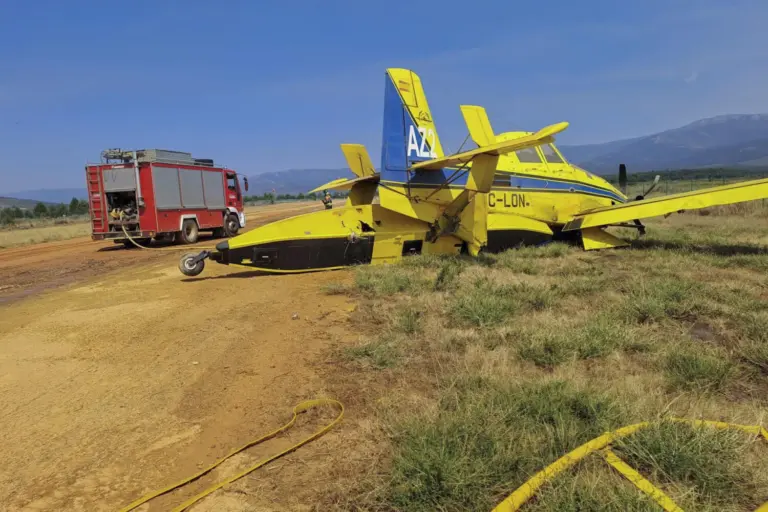 Un hidroavión realiza un aterrizaje de emergencia en Zamora durante las labores de extinción