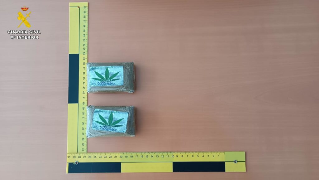 Paquetes de drogas intervenidos por la Guardia Civil a las personas detenidas