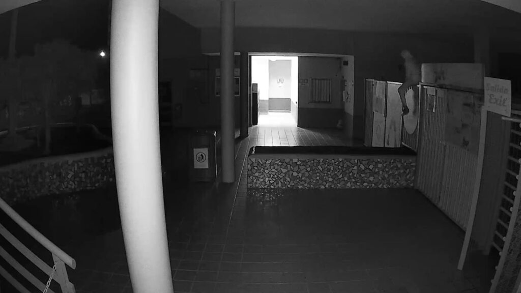 Imagen de seguridad de un robo con fuerza en La Oliva