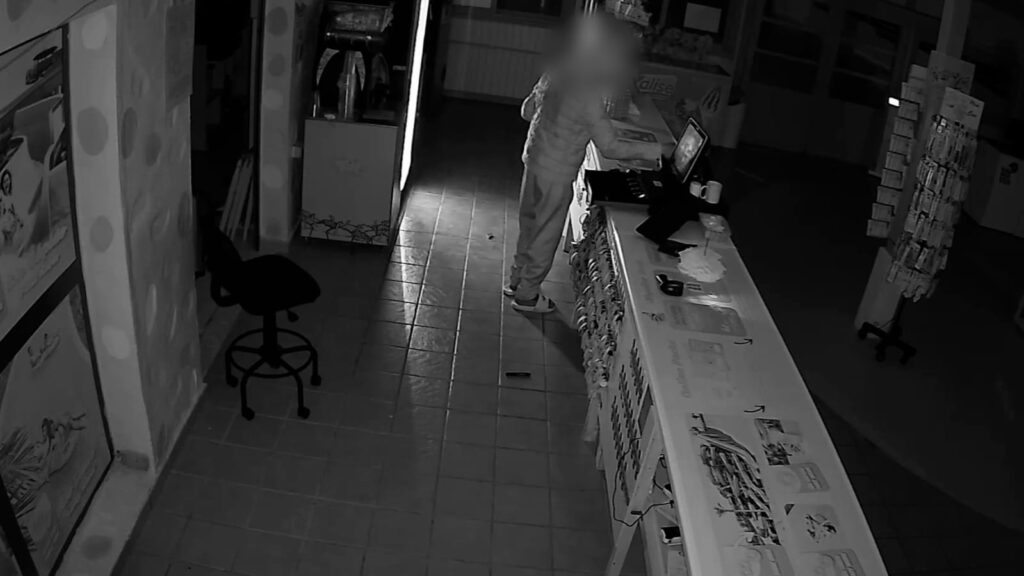 Imagen de seguridad de un robo con fuerza en La Oliva