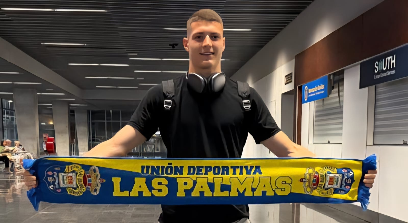 La UD Las Palmas presentará este viernes a Lukovic tras superar el reconocimiento médico. Arriba, el delantero serbio con la bufanda del equipo amarilloa. UD Las Palmas.
