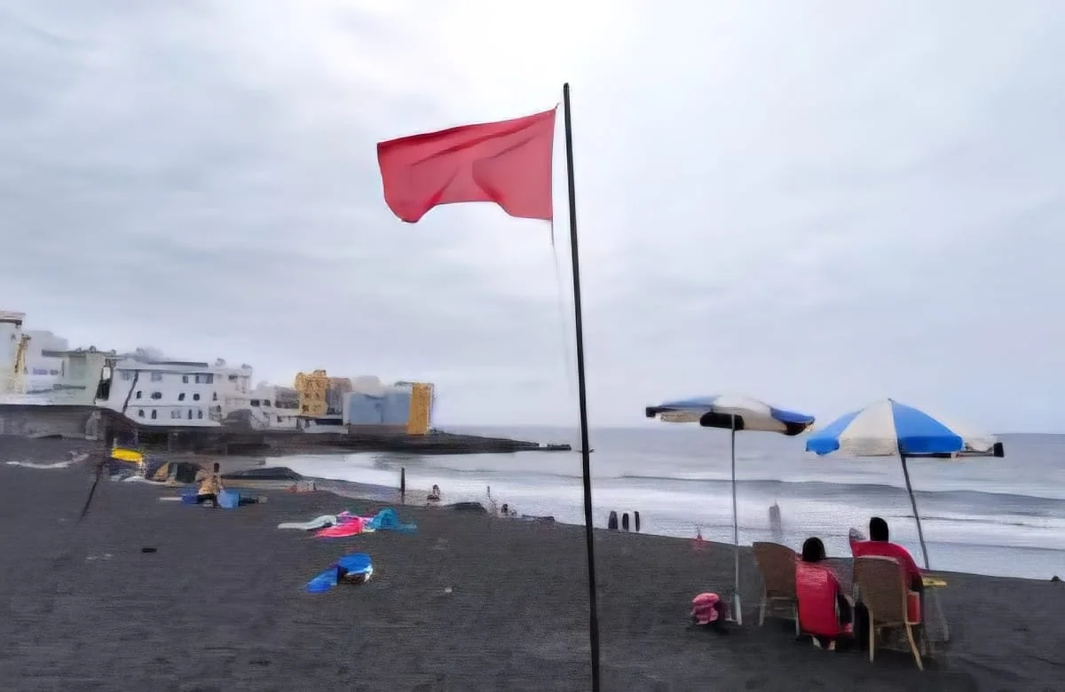 La Fiscalía denuncia a seis cargos públicos por el cierre de playa Jardín, en Tenerife. Imagen de archivo de la Playa Jardín cerrada por contaminación.