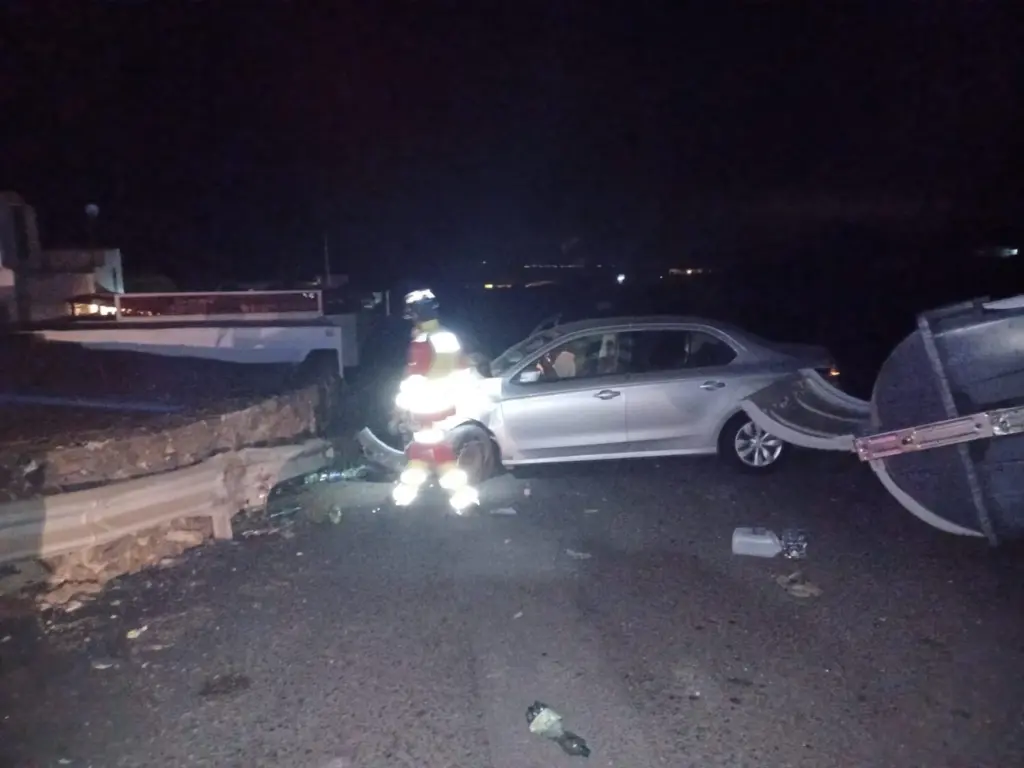 El vehículo siniestrado impactó contra varios contenedores