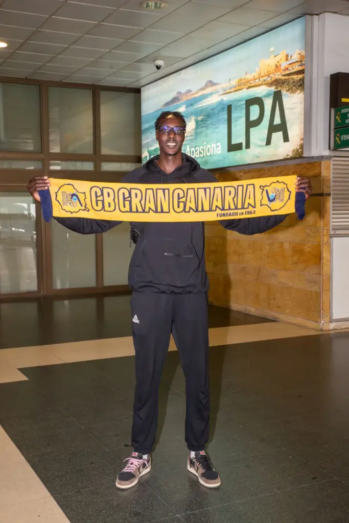 Kur Kuath tras su llegada al aeropuerto de Gran Canaria