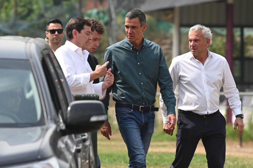 El presidente del Gobierno, Pedro Sánchez, junto al presidente de la Junta de Castilla y León, Alfonso Fernández Mañueco a su llegada a Caboalles, para seguir la última hora del incendio de Orallo (León)