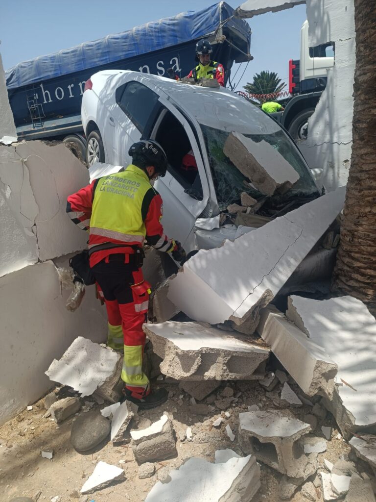Un vehículo se sale de la vía en la LZ-2 y colisiona contra una vivienda en Lanzarote