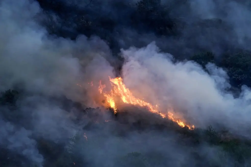 Imagen del incendio en la localidad asturiana de Tuña, avivado después de estar controlado la tarde de este miércoles.