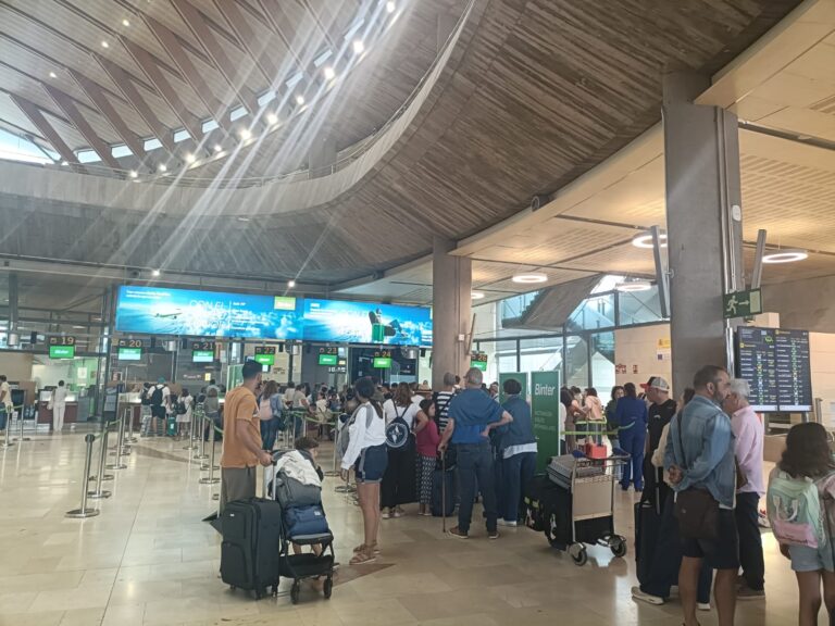 Termina el largo fin de semana con la vuelta a casa de miles de canarios