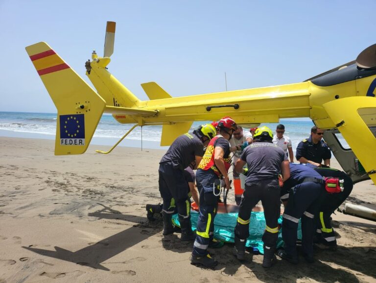 Rescatan a un hombre con síntomas de ahogamiento incompleto en la Playa Montaña Arena