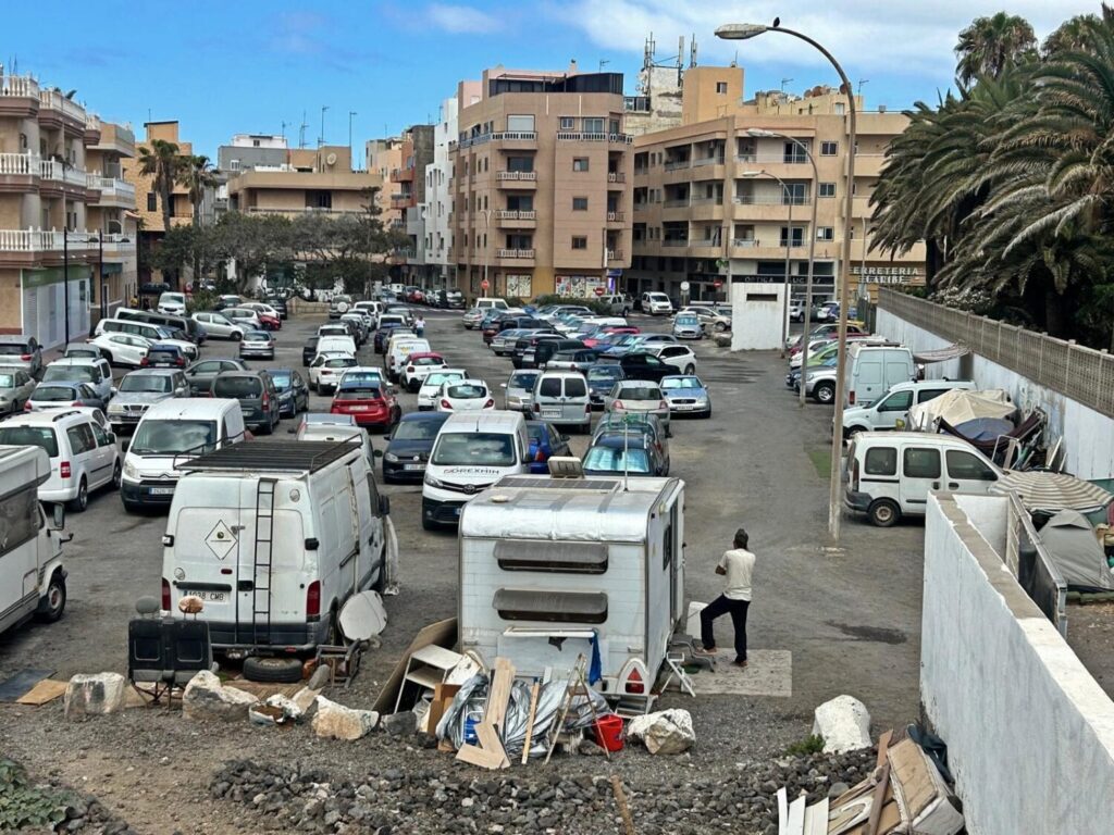Caravanas, autocaravanas y otros vehículos estacionados como viviendas en el espacio público en el sur de Tenerife
