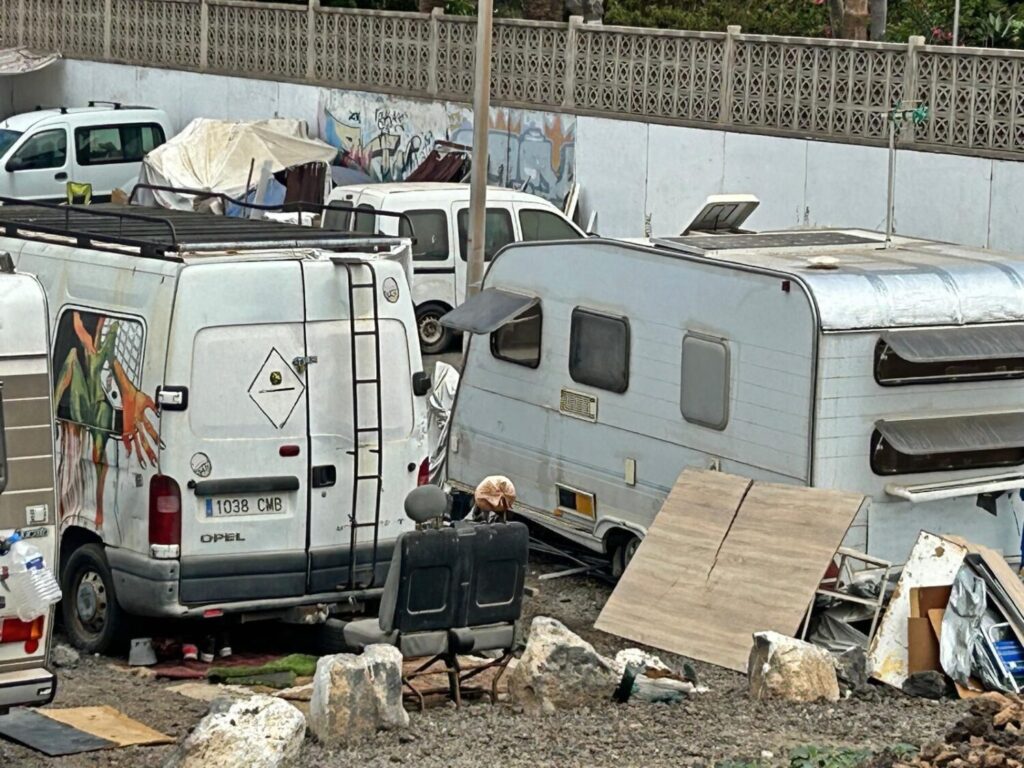 Caravanas, autocaravanas y otros vehículos estacionados como viviendas en el espacio público en el sur de Tenerife
