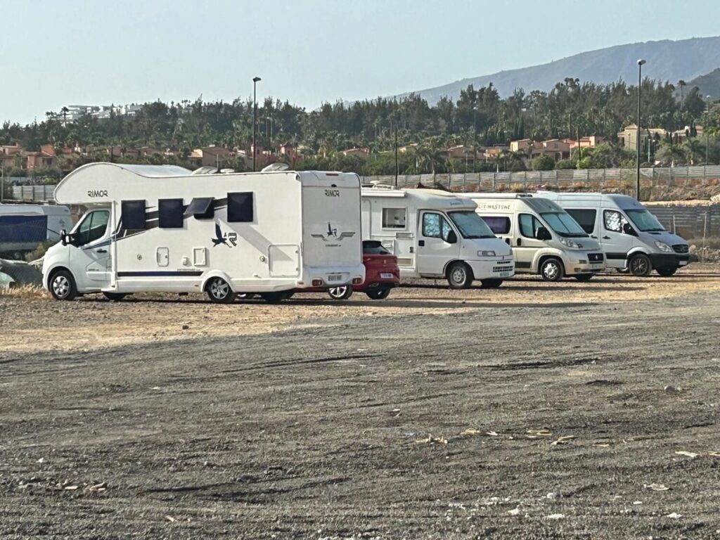 Caravanas, autocaravanas y otros vehículos estacionados como viviendas en el espacio público en el sur de Tenerife