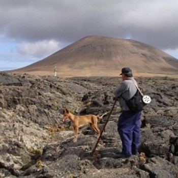 Imagen de un cazador con un perro en Haría. Cabildo de Lanzarote