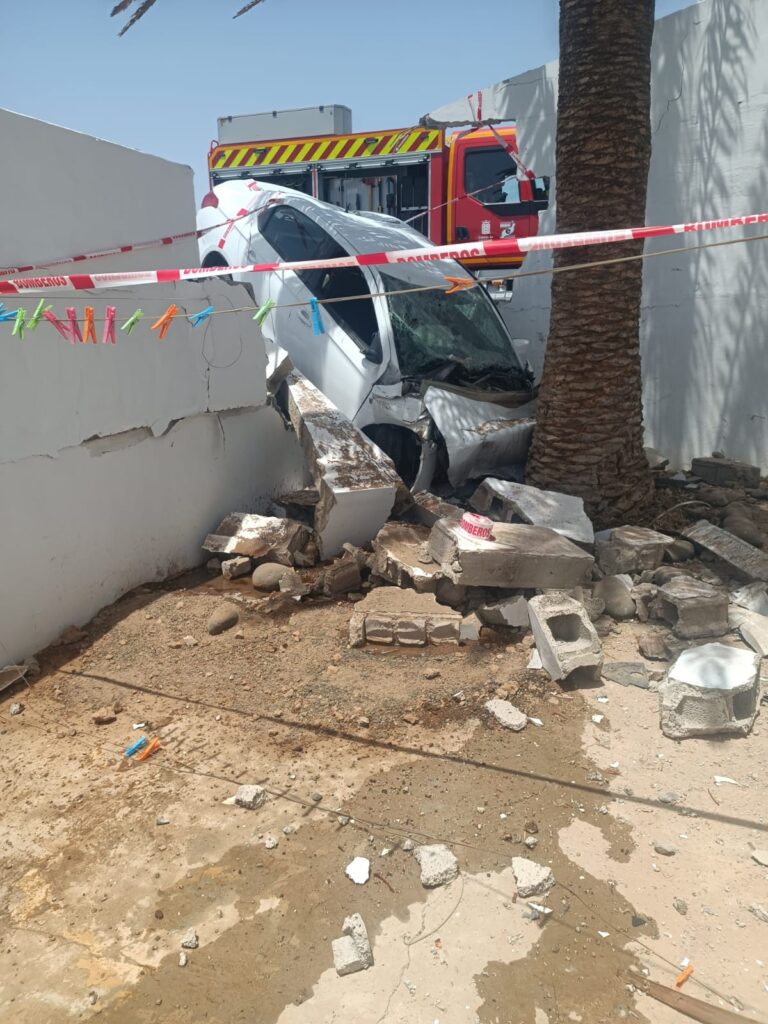 Un vehículo se sale de la vía en la LZ-2 y colisiona contra una vivienda en Lanzarote