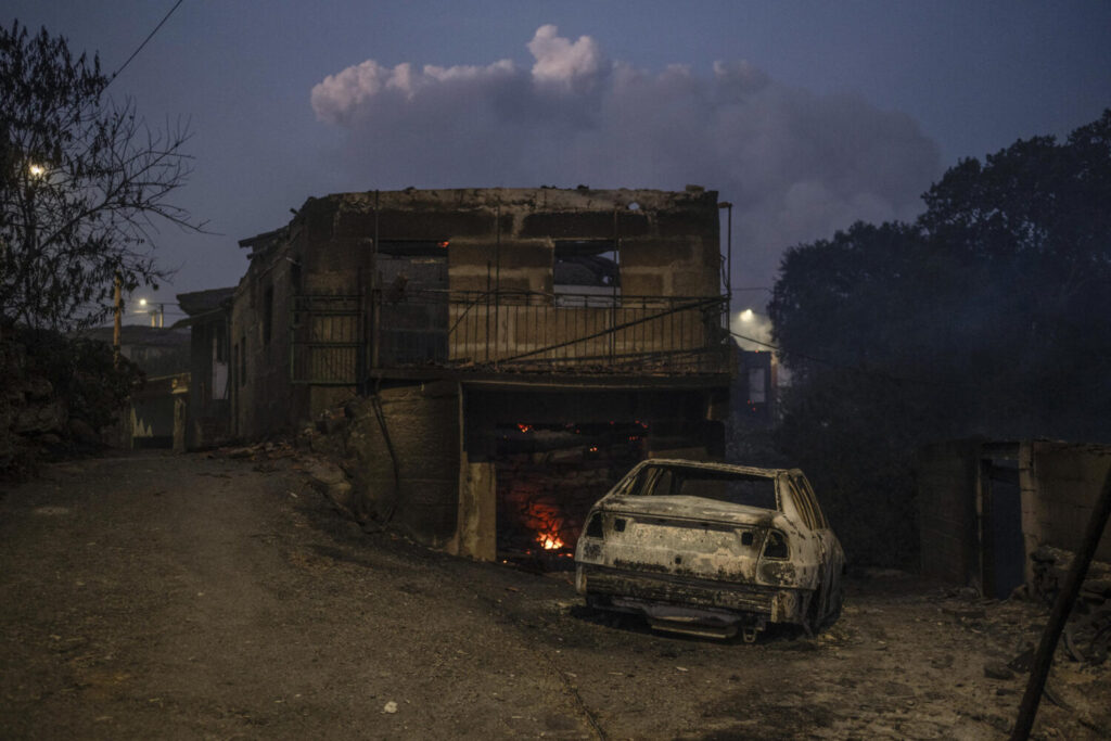 Coches y casas calcinadas por el incendio de Ourense