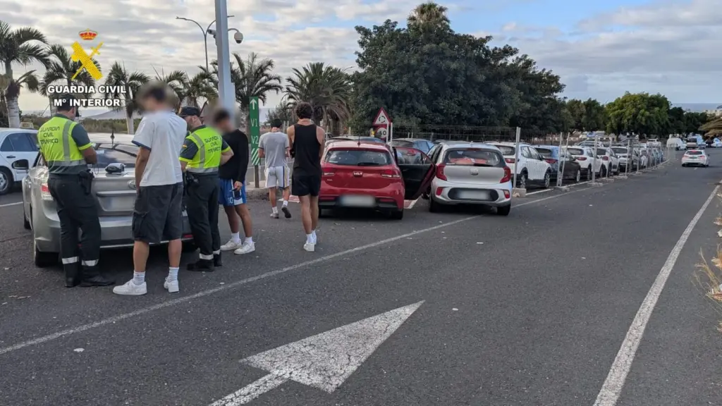 La Guardia Civil denuncia a ocho personas por conducción temeraria y por no hacer uso de los elementos de seguridad en el Parque Nacional del Teide
