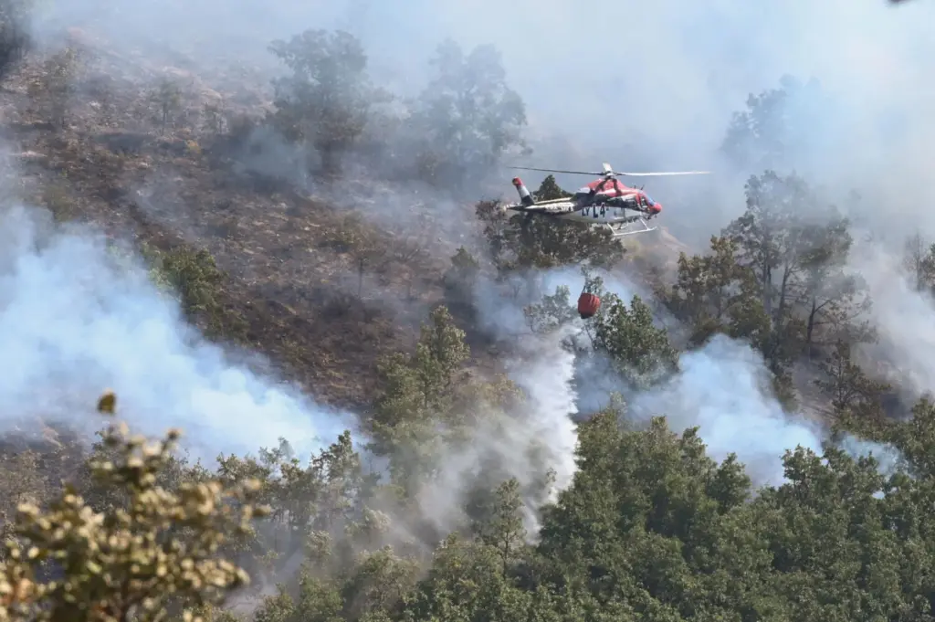 Un helicóptero actúa sobre el incendio en el paraje leonés de Garaño