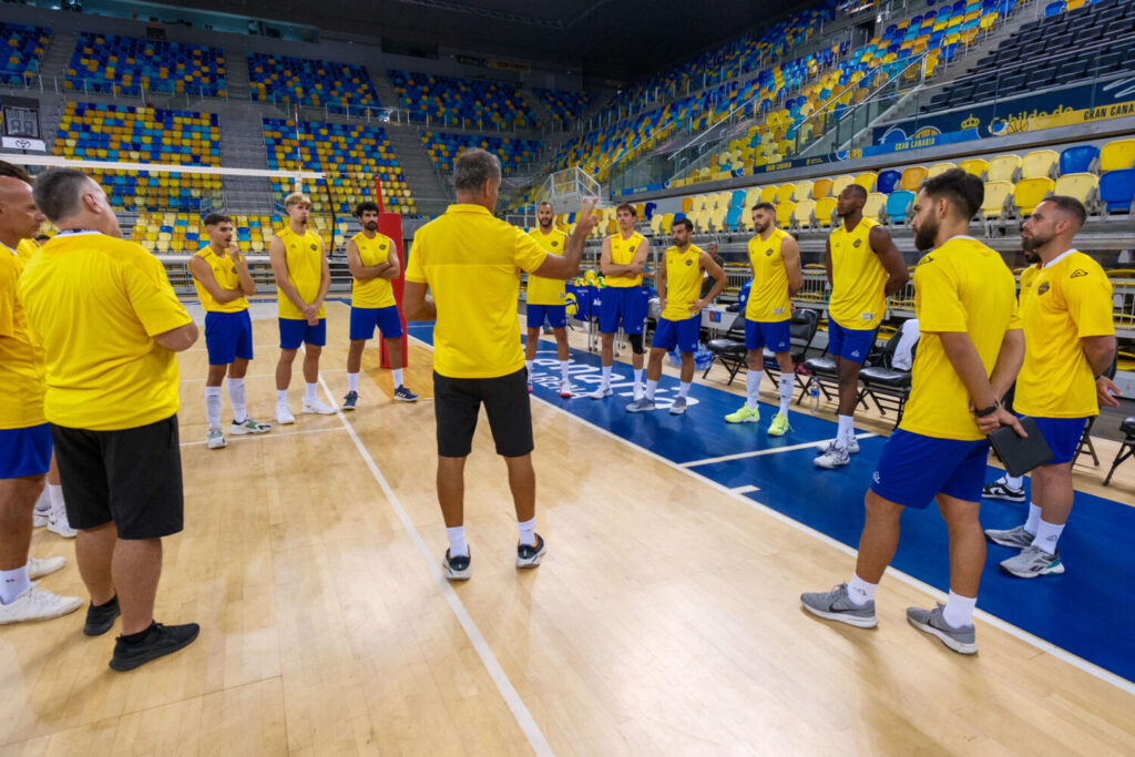 El Club Voleibol Guaguas volvió este lunes a los entrenamientos tras el parón veraniego, con la vista puesta en repetir como vencedor en los seis últimos trofeos que organiza la Real Federación Española de Voleibol, la Supercopa, la Copa del Rey y la Superliga. EFE/Ángel Medina G.