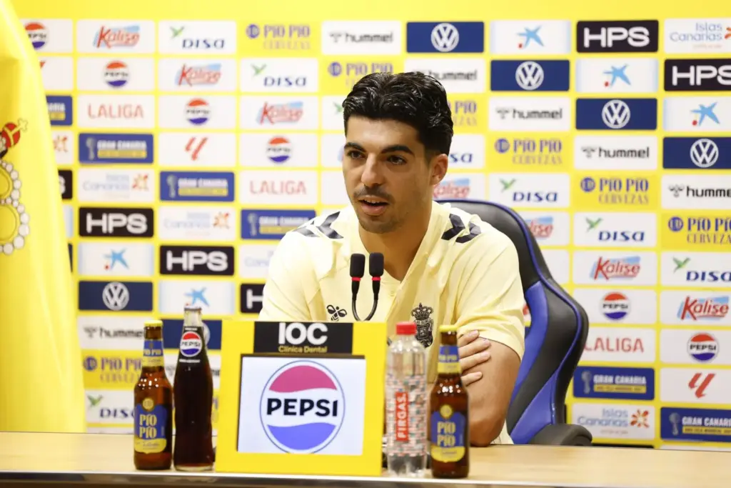 El jugador de la UD Las Palmas, Enrique Clemente, durante una rueda de prensa