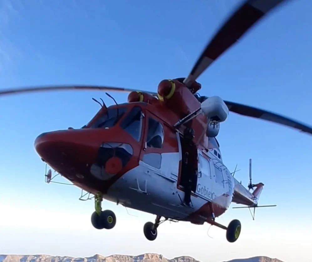 Hasta el lugar acudió el helicóptero del GES, cuyo personal izó a la mujer y la llevó hasta el muelle de Santa Cruz de Tenerife