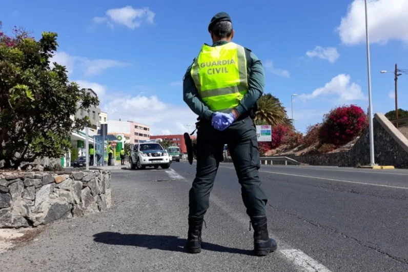 Juicio militar a un guardia civil que podría recibir 6 meses cárcel por viajar de baja. Imagen de archivo de un control rutinario de la Guardia Civil en El Doctoral, Santa Lucía de Tirajana, en Gran Canaria.
