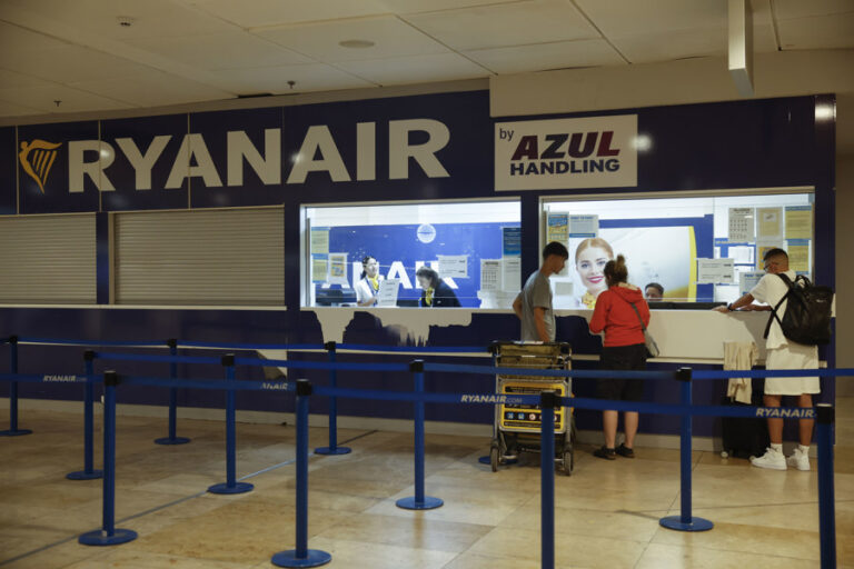 Los clientes de Ryanair reciben mensajes de cancelación de sus vuelos con Tenerife Norte