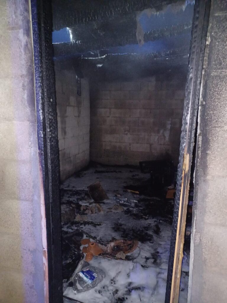 Estado en el que quedó la habitación incendiada en la vivienda ocupada de Playa Blanca, en Lanzarote