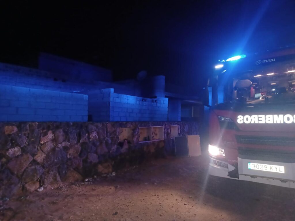 Actuación de los bomberos en la vivienda incendiada en la vivienda ocupada de Playa Blanca, en Lanzarote