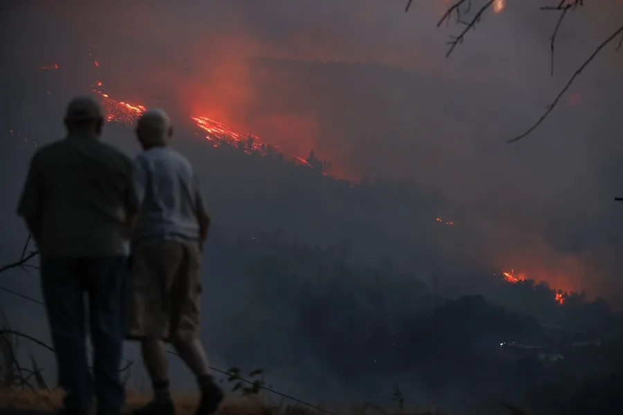 Incendio originado en A Pobra do Brollón, en la provincia de Lugo, cuyas llamas llegan al municipio de Quiroga. EFE/Eliseo Trigo