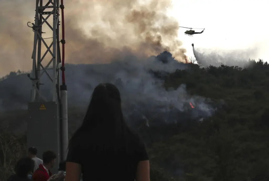 Mejoran los incendios en la península, aunque hay riesgo de nuevos fuegos