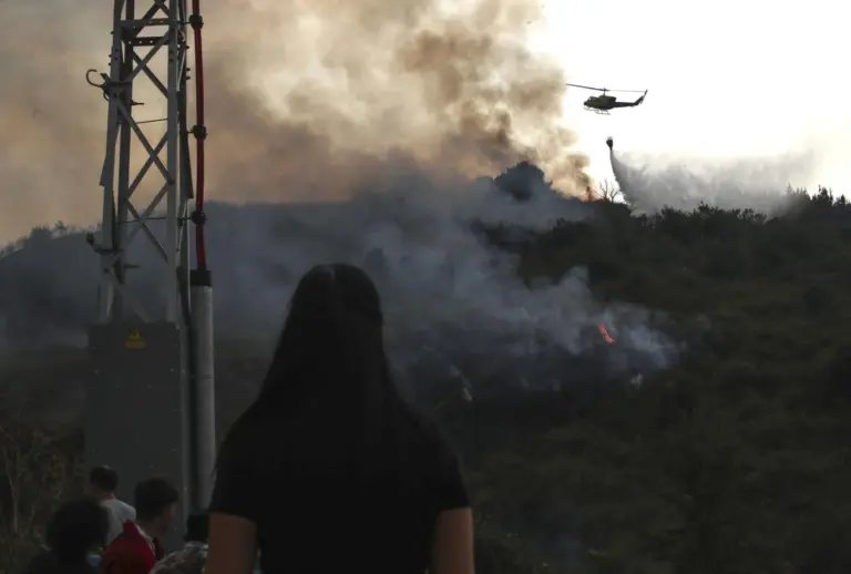 Mejoran los incendios en la península, aunque hay riesgo de nuevos fuegos