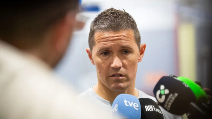 El entrenador del Dreamland Gran Canaria, Jaka Lakovic, atendiendo a los medios de comunicación.