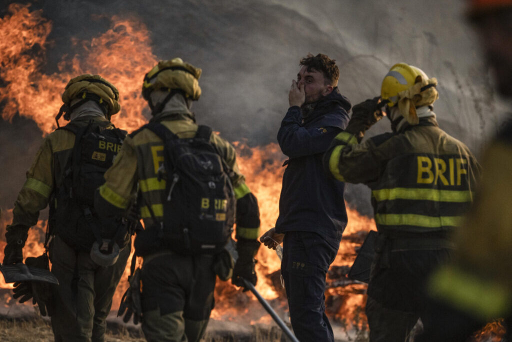 Incendios en España: seis jornadas devastadoras con tres víctimas mortales. Bomberos en labores de extinción en uno de los incendios de Ourense