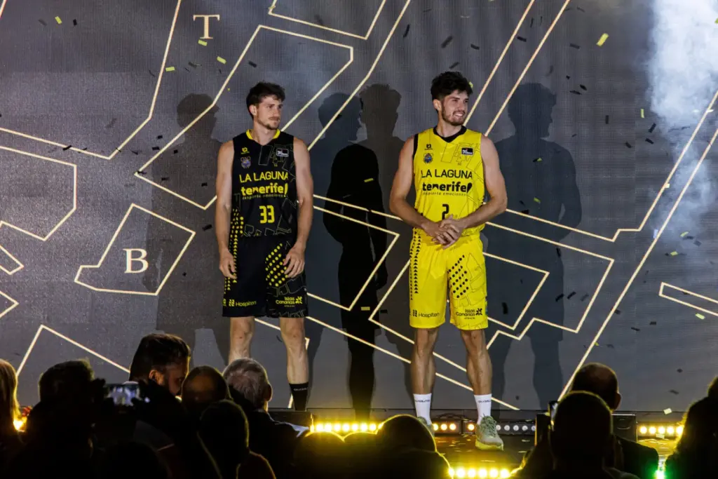 Acto de presentación de la nueva equipación de La Laguna Tenerife