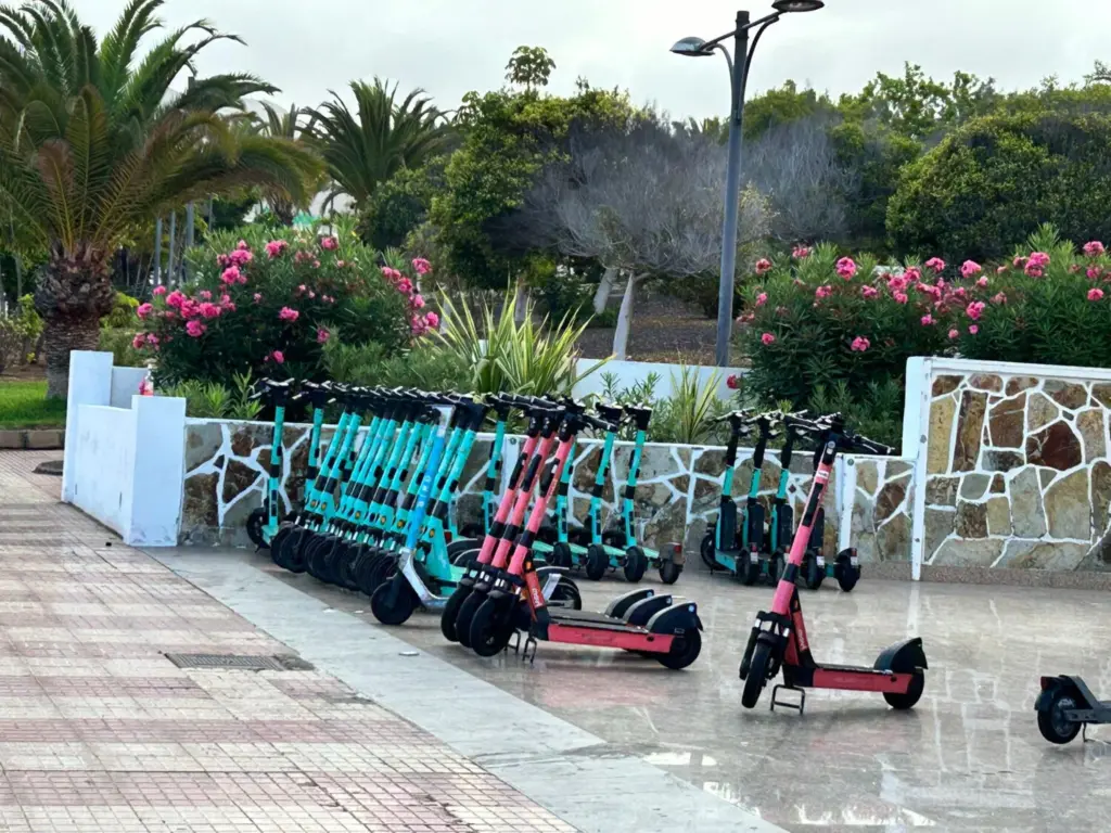 Los patinetes en los paseos peatonales, un peligro creciente en Arona