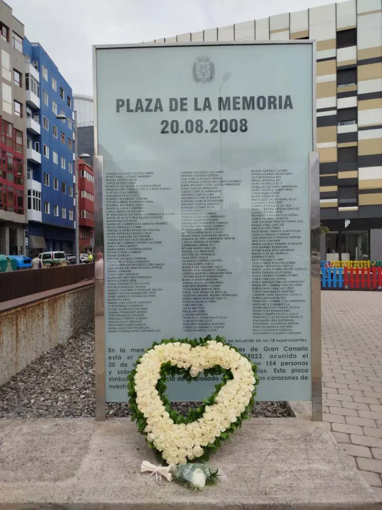 Ofrenda floral en monumento de la Plaza de la Memoria por las víctimas del accidente de Spanair