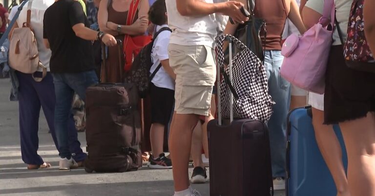 Movimiento en puertos y aeropuertos de las islas para aprovechar el puente de la Asunción