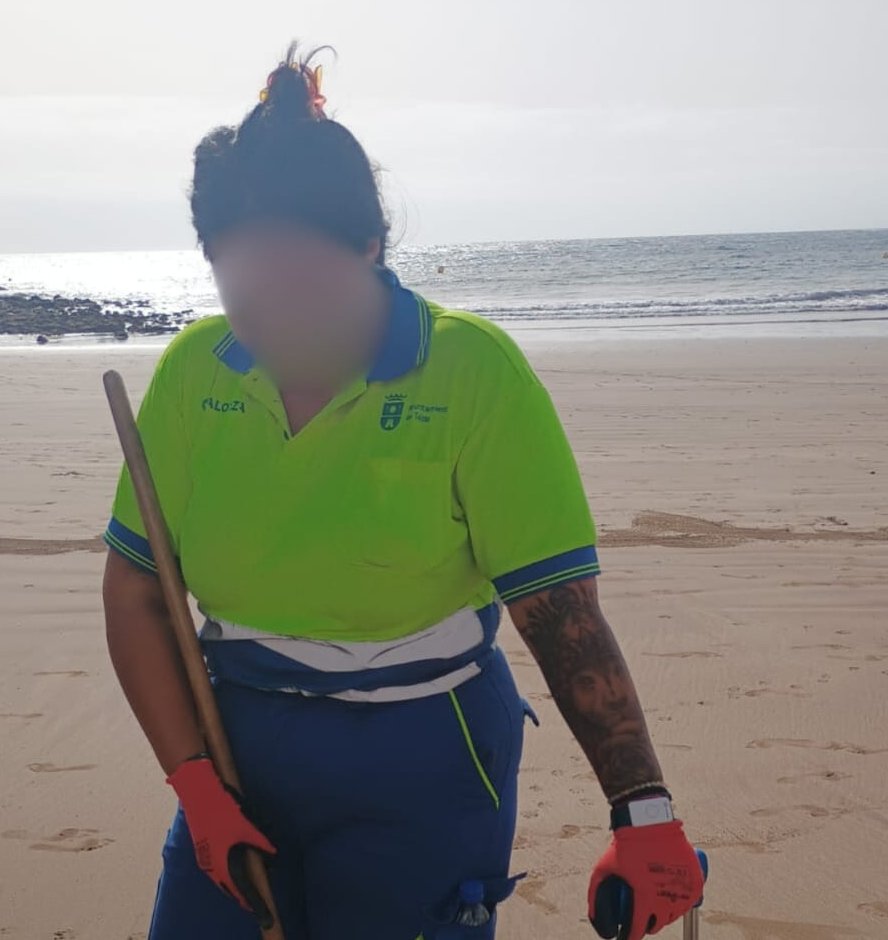 Una operaria de limpieza en Telde con la pulsera inteligente. Imagen Ayuntamiento de Telde