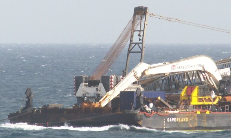Llega a Lanzarote el remolcador con los 49 polizones
