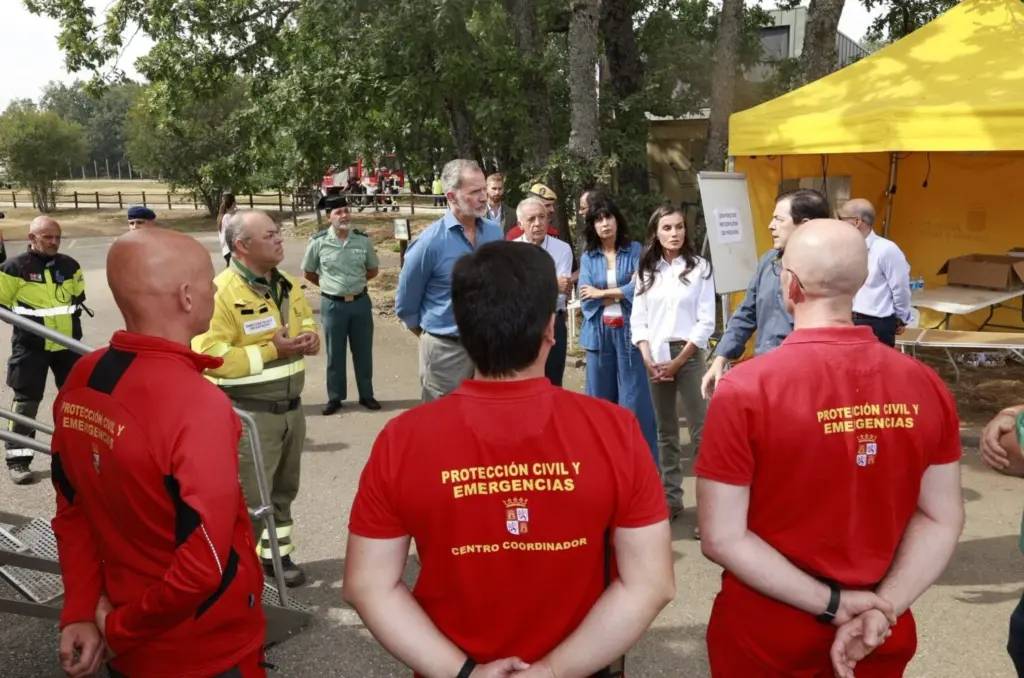Los reyes visitan las zonas afectadas por los incendios este verano. Imagen Casa Real