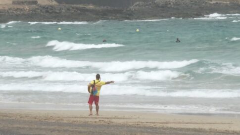 Fallece una mujer tras ser rescatada del mar en Puerto del Rosario