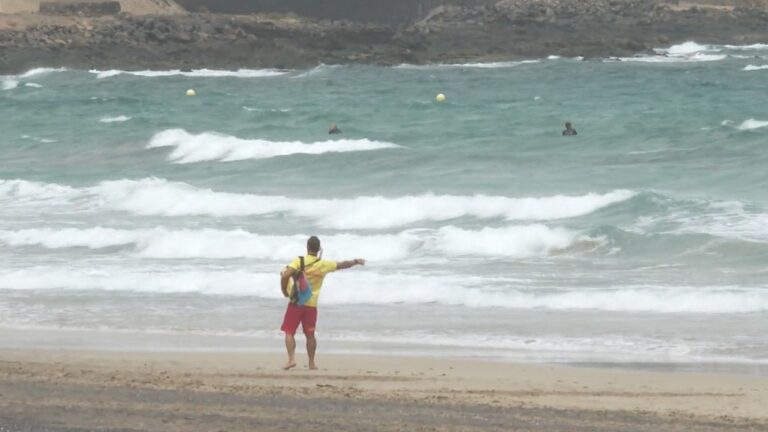 Fallece una mujer tras ser rescatada del mar en Puerto del Rosario