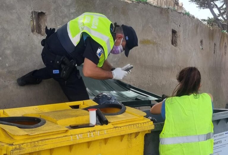 La Policía halla seis perros fallecidos en un contenedor de residuos en Telde