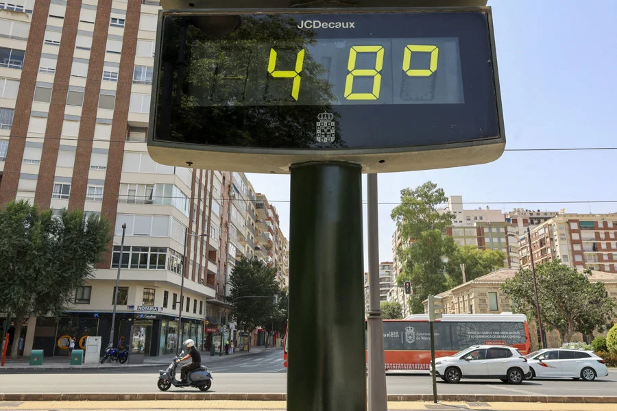 Un termómetro en la calle en Murcia marcó los 48 °C. Imagen EFE
