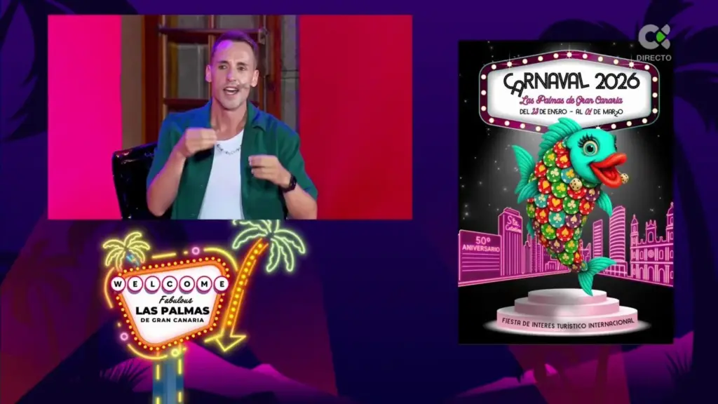 El diseñador Néstor Santana Benítez junto al cartel ganador del Carnaval de Las Palmas de Gran Canaria